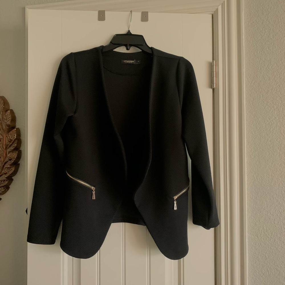 Stretch curved hem lightweight jacket.